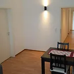 Helles, Moebliertes Zimmer In Schoener, Zentraler Wg